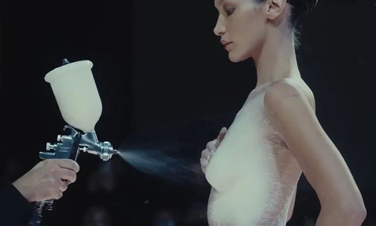 ‘Vestido em spray’ surpreende na Paris Fashion Week