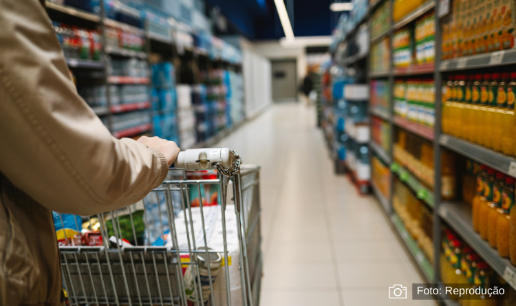 Em meio a discussões, salário mínimo de R$ 1.302 começa o ano valendo uma cesta básica e meia