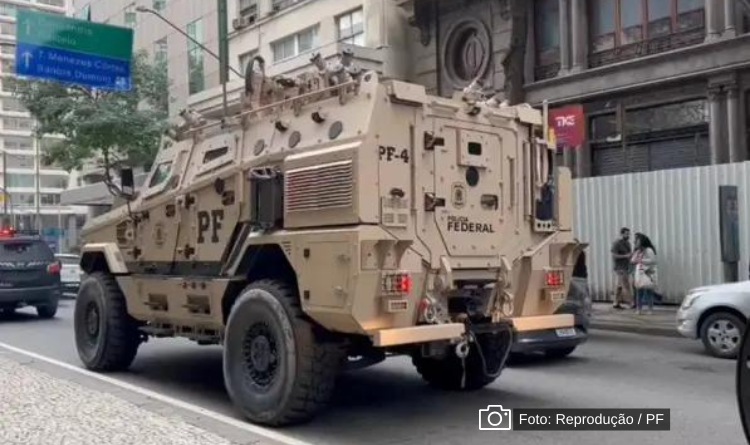 Viaturas blindadas da Polícia Federal embarcam do Rio com destino a Salvador