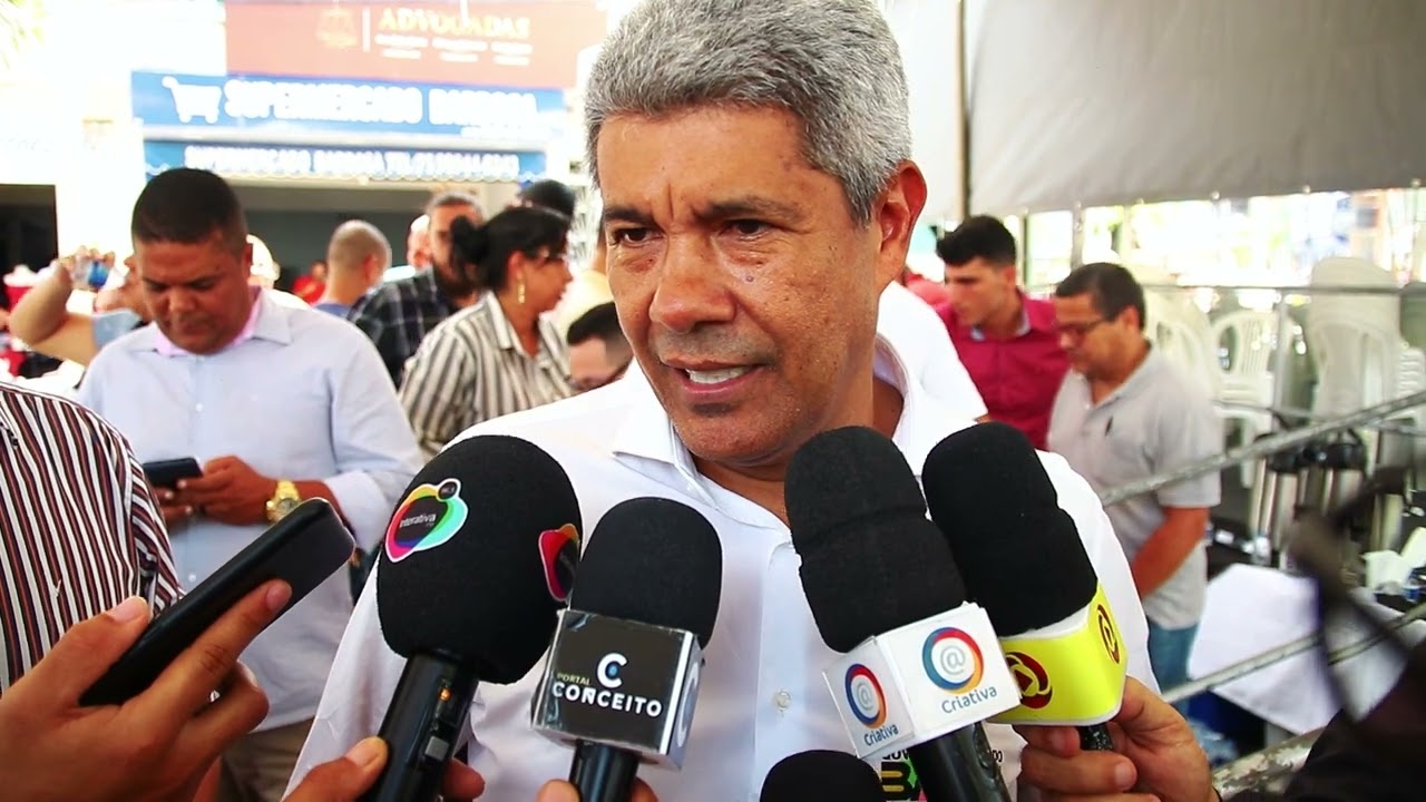 Governador Jerônimo Rodrigues conversa com a imprensa, após discurso em Mutuípe