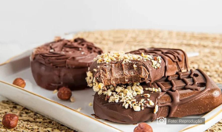 Picolé de avelã com chocolate meio amargo é fácil de fazer