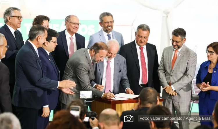 Lula assina MP que prevê redução de 3,5% a 5% na conta de luz