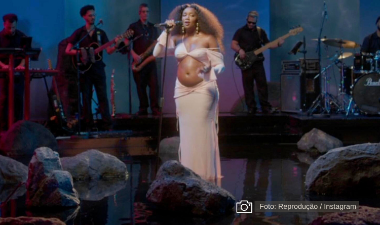Grávida, Iza mostra a barriga pela primeira vez durante live para os fãs