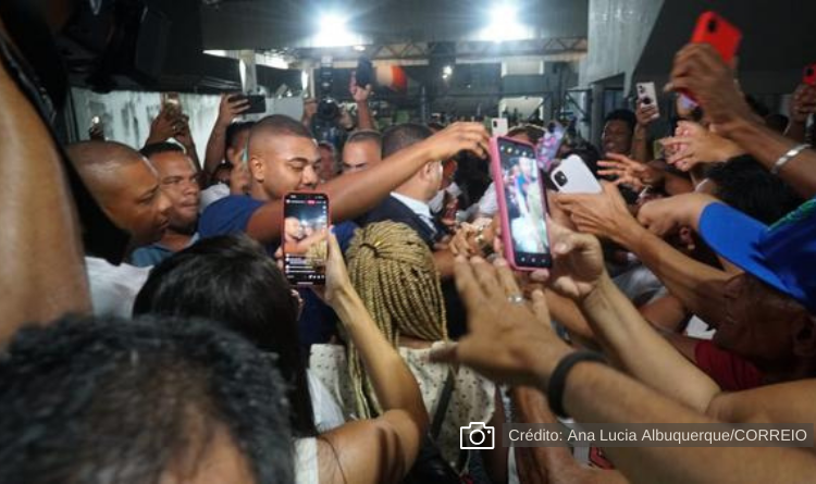 Davi, campeão do BBB 24, é recebido por multidão ao desembarcar em Salvador