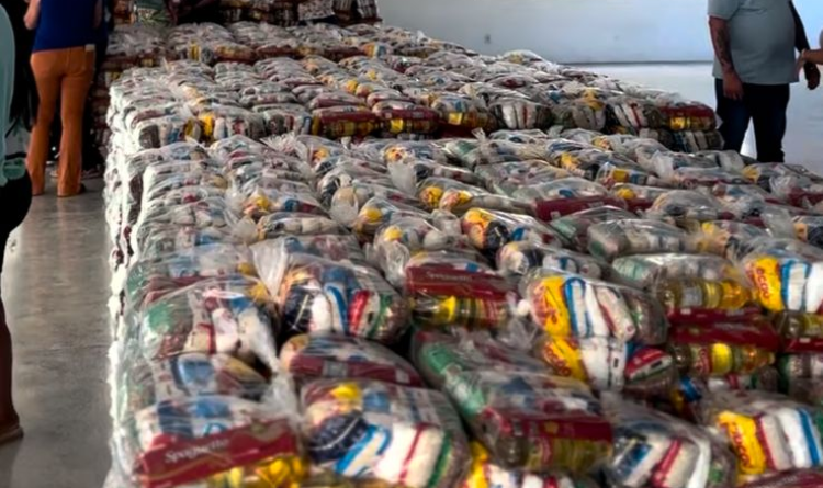 Prefeito de Milagres entrega 48 toneladas de alimentos durante a Semana Santa