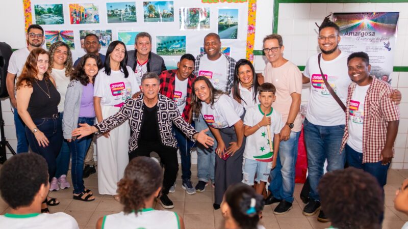 Cantor Del Feliz participa de aula de musicalização em escola municipal de Amargosa