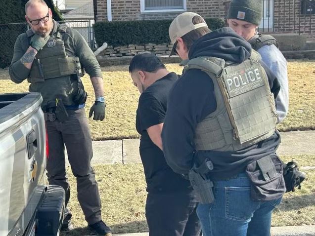Governo Trump anuncia que pagará US$ 1 mil a imigrantes ilegais que deixarem o país por iniciativa própria