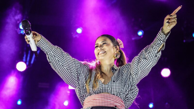 Simone Mendes leva multidão à Praça do Bosque no penúltimo dia de festa do São João de Amargosa