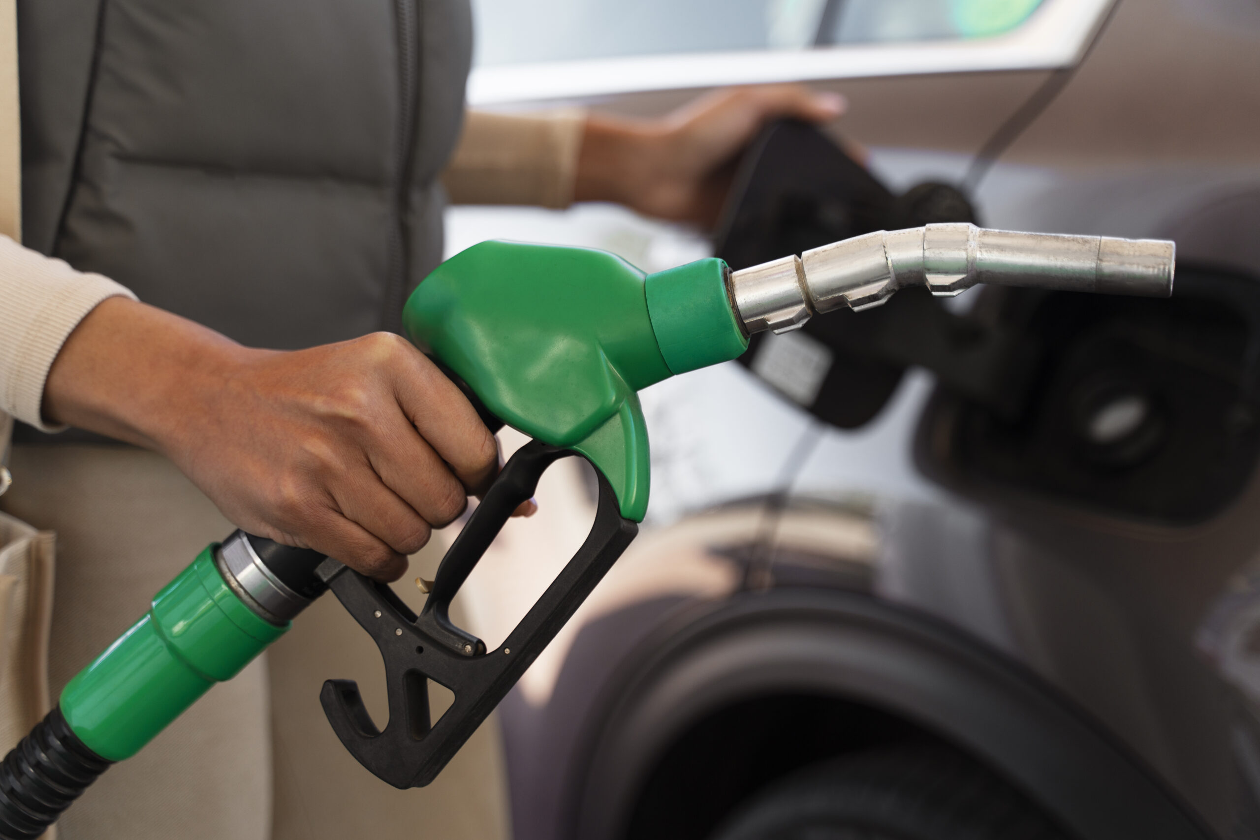 Petrobras reduz em 5,6% o preço da gasolina para distribuidoras.