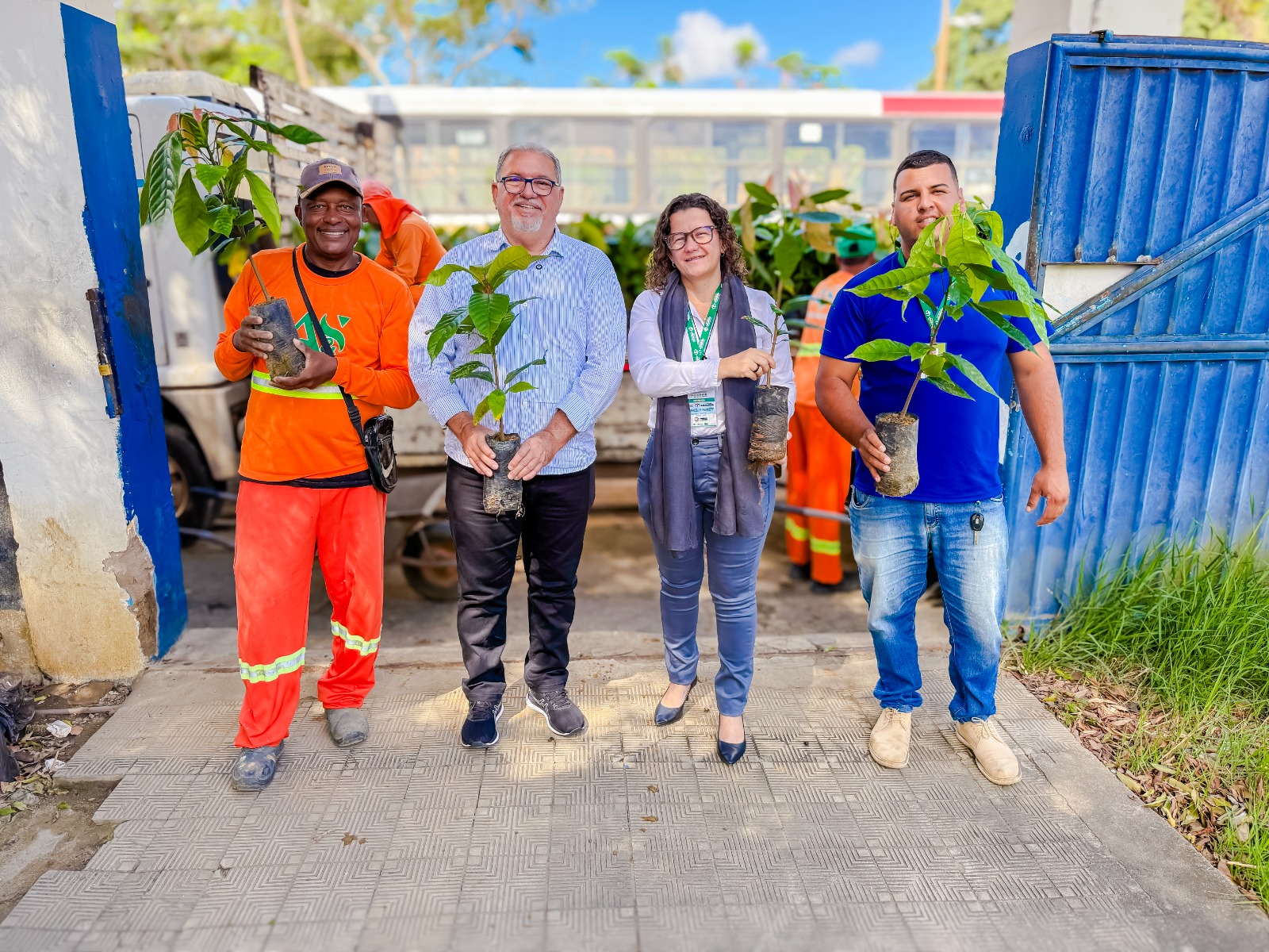 Prefeitura de Amargosa entrega 6 mil mudas de cacau para produtores rurais