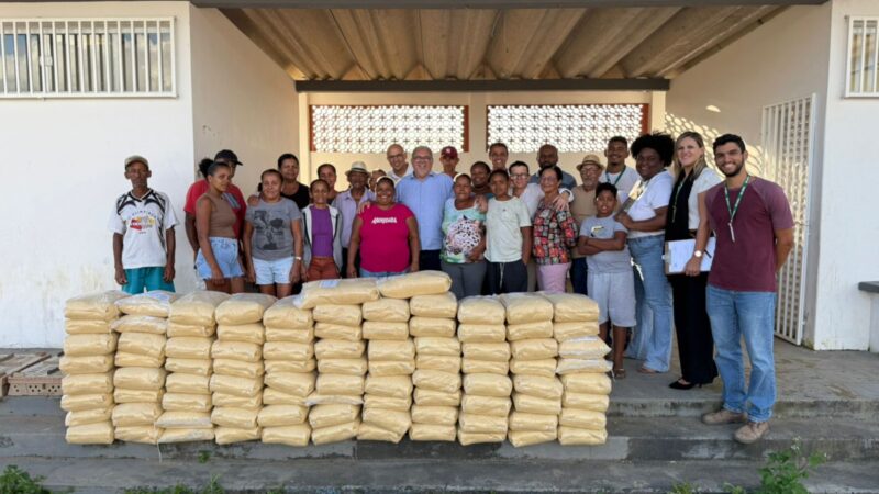 Projeto Galinheiro entrega pintos para 20 famílias da comunidade de Mata das Covas