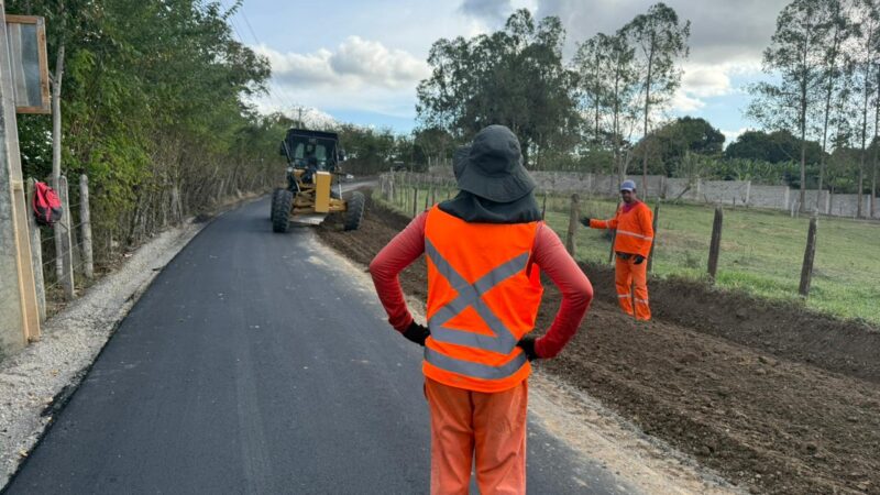 Prefeitura de Amargosa inicia asfalto no trecho que liga a sede ao distrito de Diógenes Sampaio