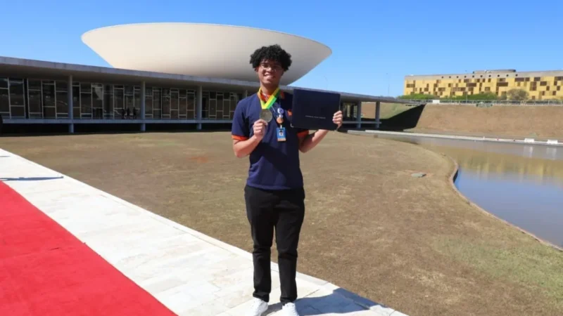 Estudante baiano assume mandato de jovem senador com projeto sobre crise climática