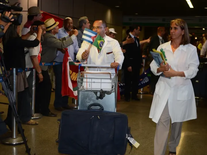 Associação de médicos cubanos repudia ação dos EUA contra Mais Médicos