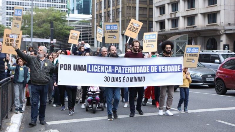 Atos em capitais pedem ampliação da licença-paternidade para 30 dias