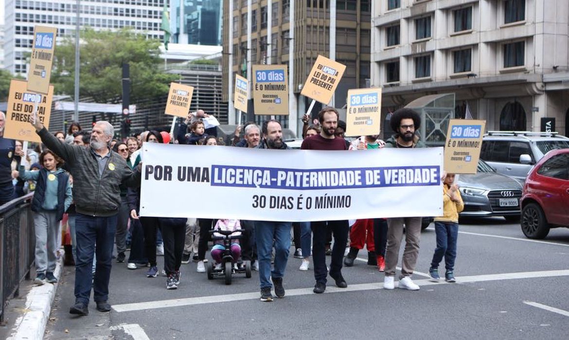 Atos em capitais pedem ampliação da licença-paternidade para 30 dias