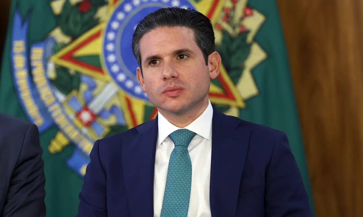 Motta barra Eduardo Bolsonaro como líder da minoria e abre caminho para possível cassação por faltas