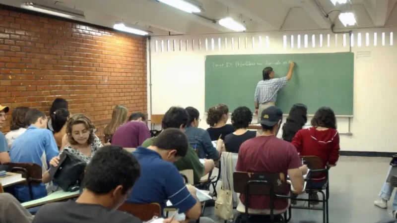 “Ensino superior dobra salários no Brasil, mas evasão e baixa conclusão preocupam, aponta OCDE”