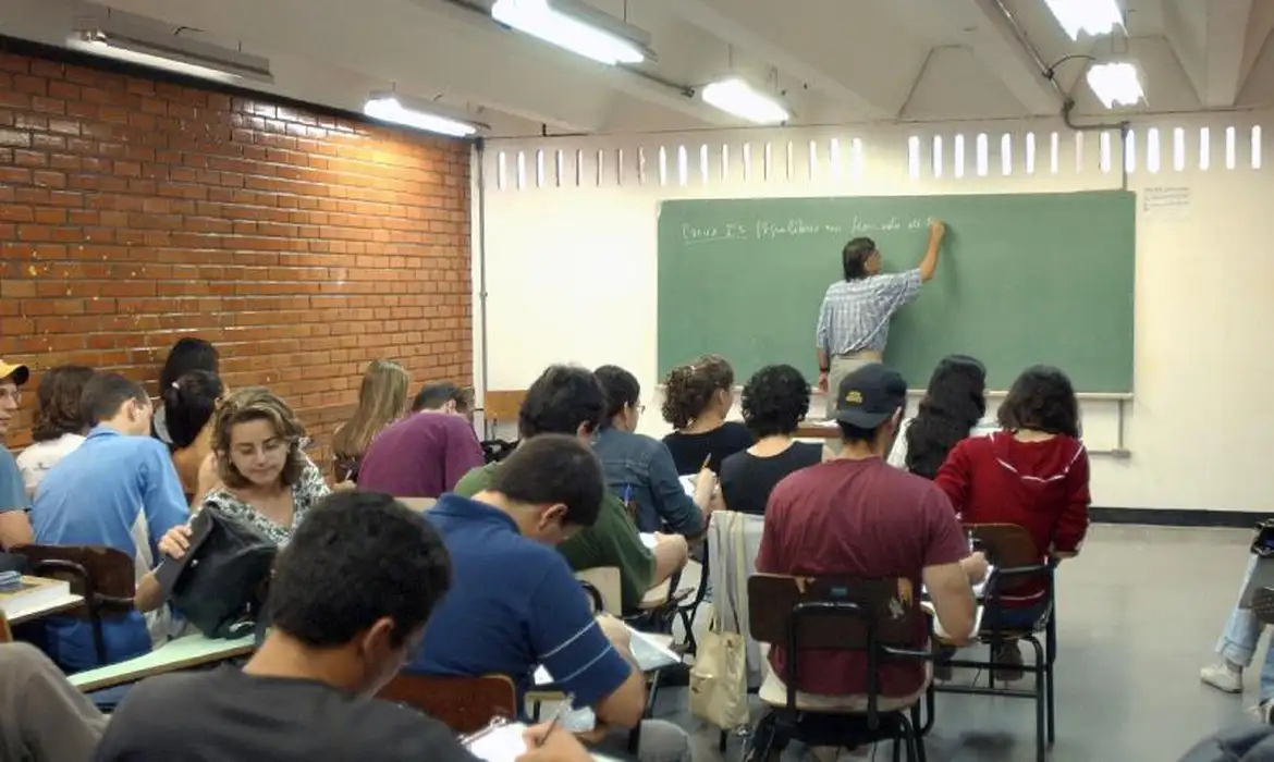 “Ensino superior dobra salários no Brasil, mas evasão e baixa conclusão preocupam, aponta OCDE”