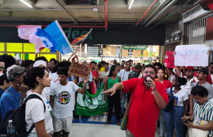 Movimentos sociais protestam contra aumento da tarifa de ônibus em Salvador