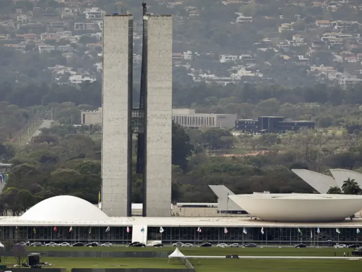 Lula sanciona, com vetos, reajuste salarial para cargos do Legislativo