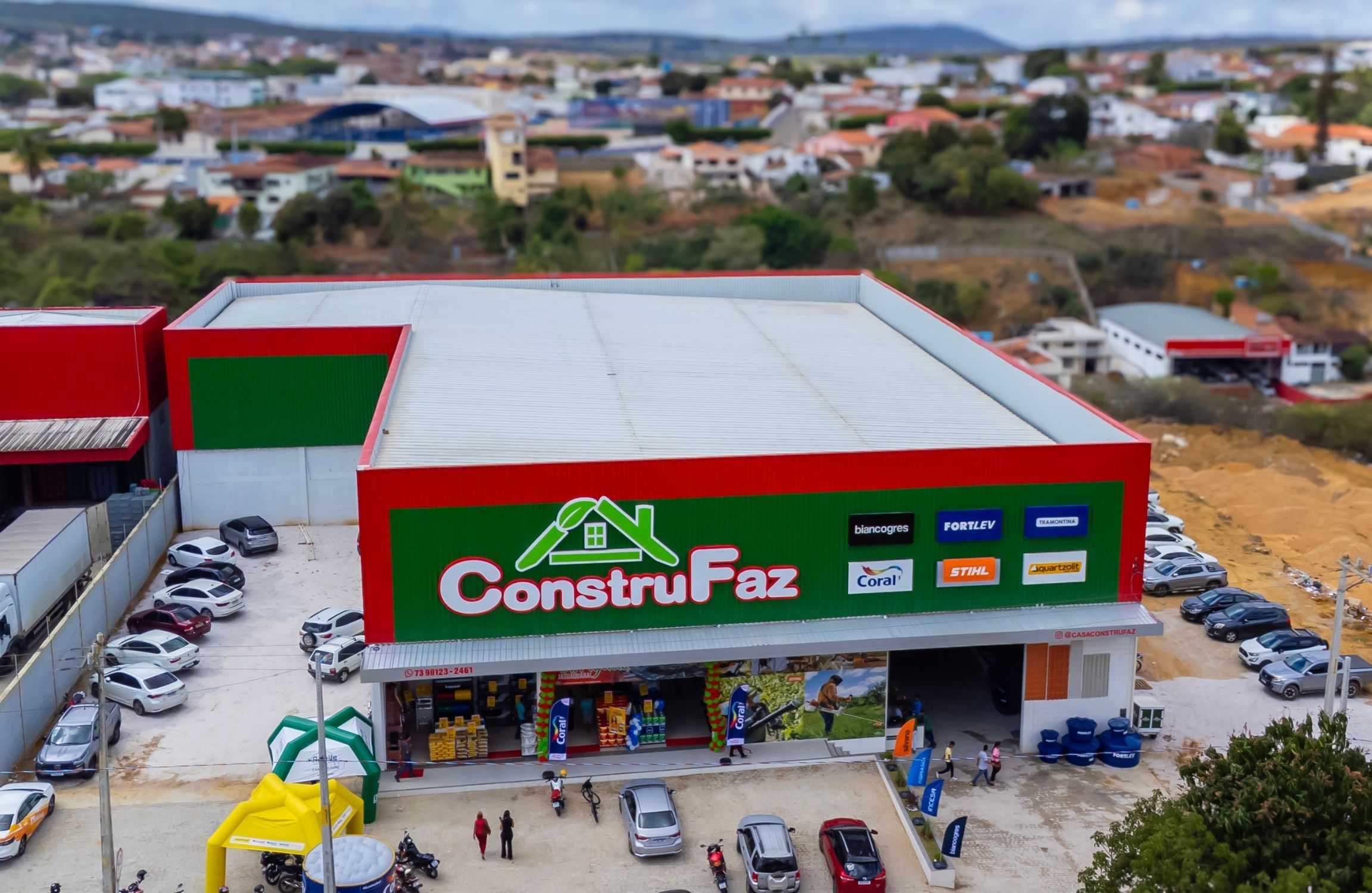 Lojas Construfaz anunciam descontos de até 50% em pisos e porcelanatos, em Jaguaquara e Ubaíra