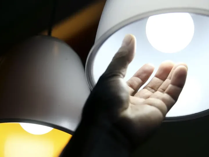 Bandeira tarifária das contas de luz segue amarela em julho