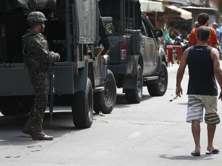 Polícia faz ação para cumprir 56 mandados de prisão na Maré, no Rio