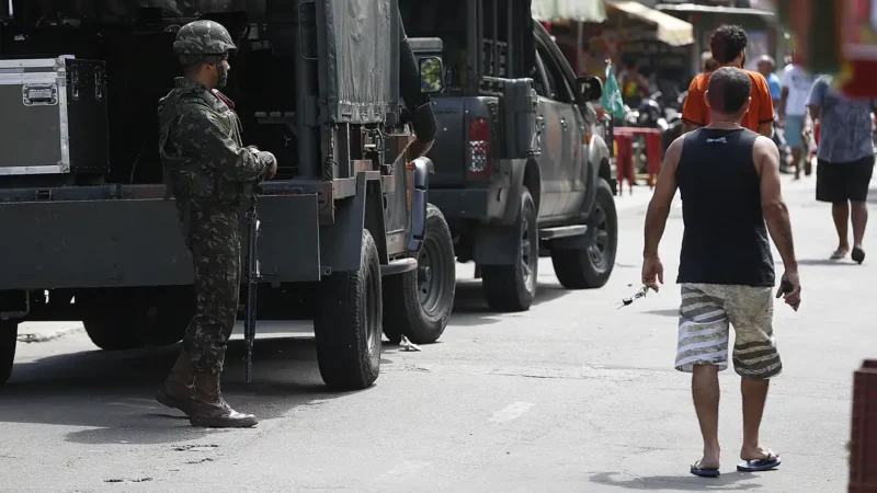 Polícia faz ação para cumprir 56 mandados de prisão na Maré, no Rio