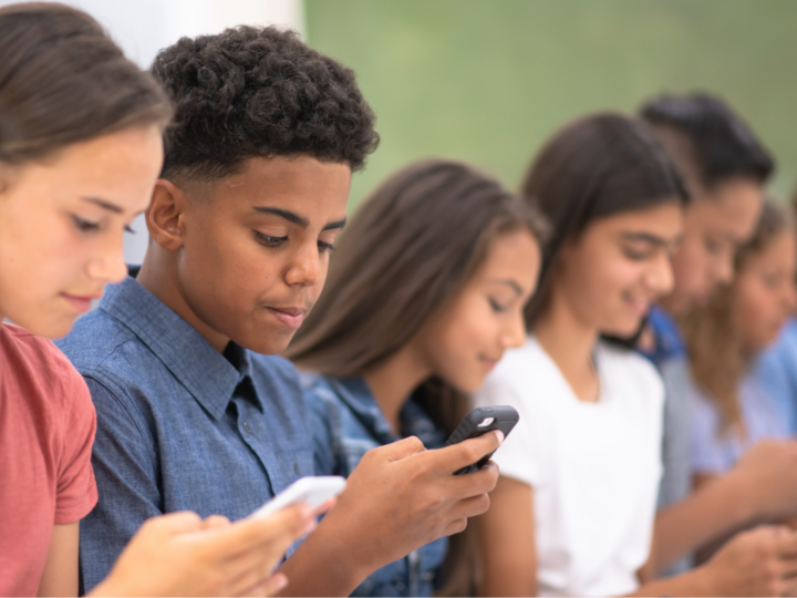 França aprova proibição de redes sociais para menores de 15 anos; medida é inédita na UE