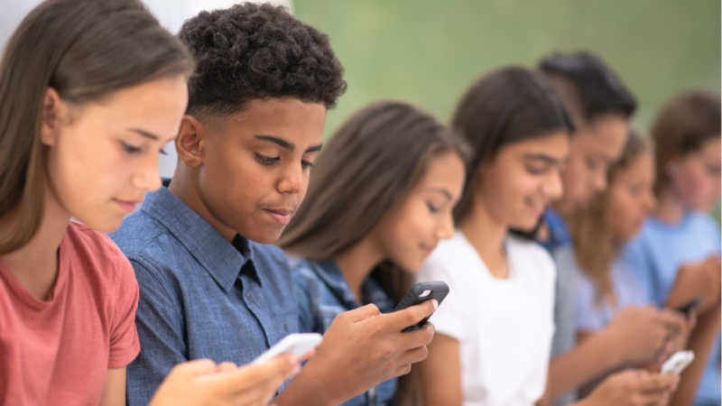 França aprova proibição de redes sociais para menores de 15 anos; medida é inédita na UE