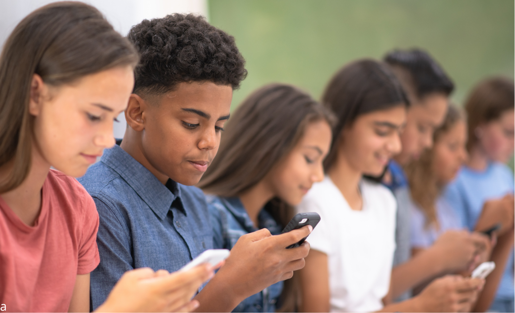 França aprova proibição de redes sociais para menores de 15 anos; medida é inédita na UE