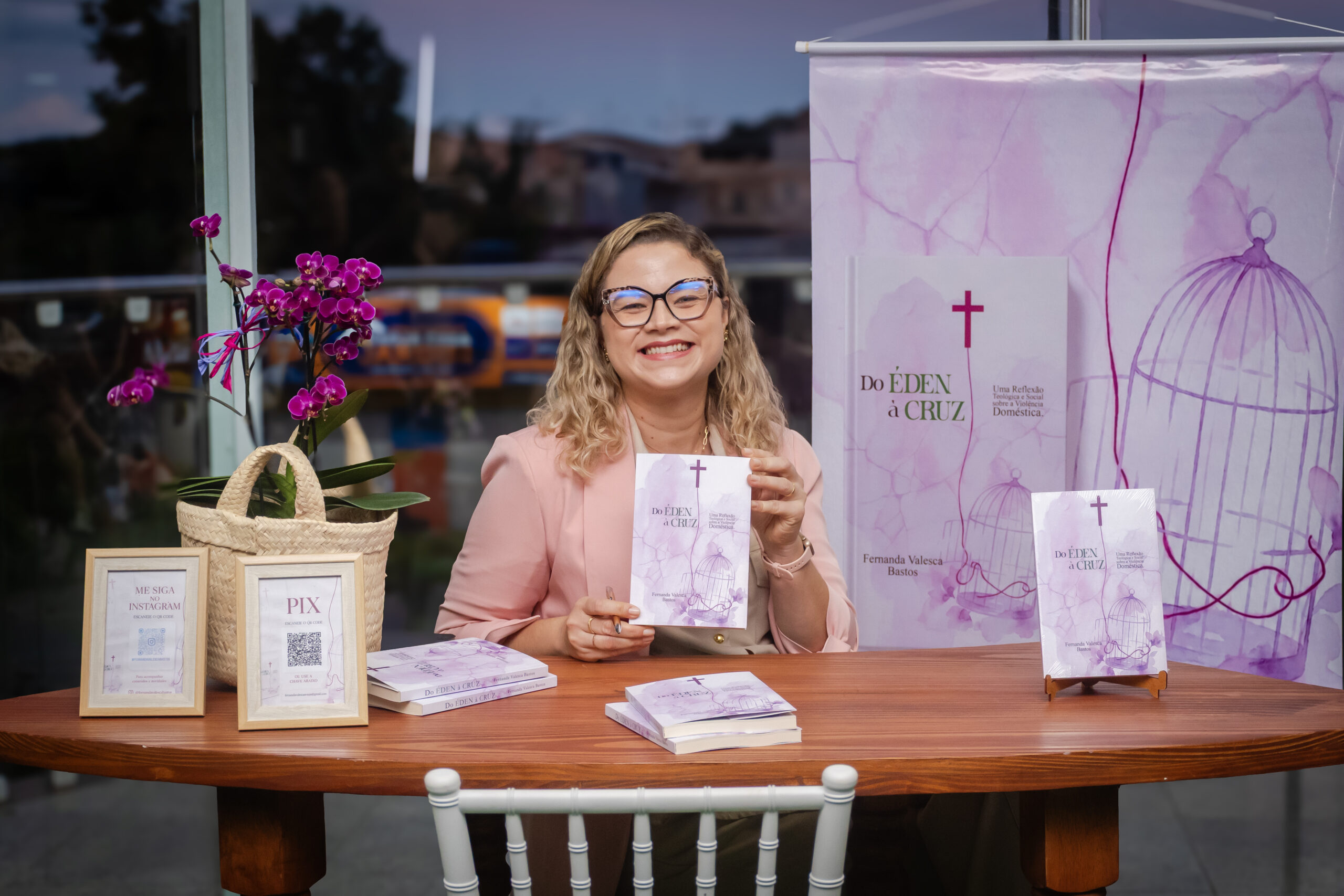 Fernanda Valesca lança livro que aborda violência doméstica sob perspectivas teológica e social
