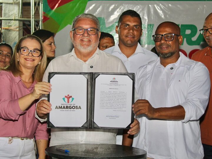 Getúlio Sampaio assina ordem de serviço para a construção da Areninha da Gamboa
