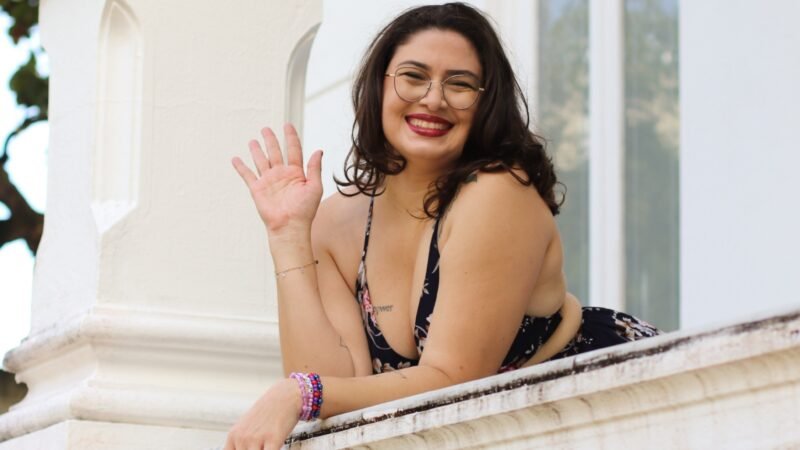 Escritora baiana Sarah Oliveira lança romance “A Luz Que Vi em Você” durante a Bienal do Livro de São Paulo
