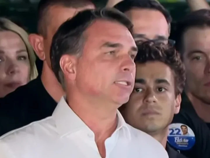Flávio Bolsonaro diz que pedirá anulação das eleições após prorrogação da votação