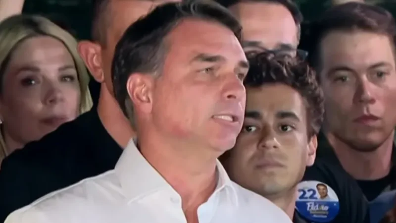 Flávio Bolsonaro diz que pedirá anulação das eleições após prorrogação da votação