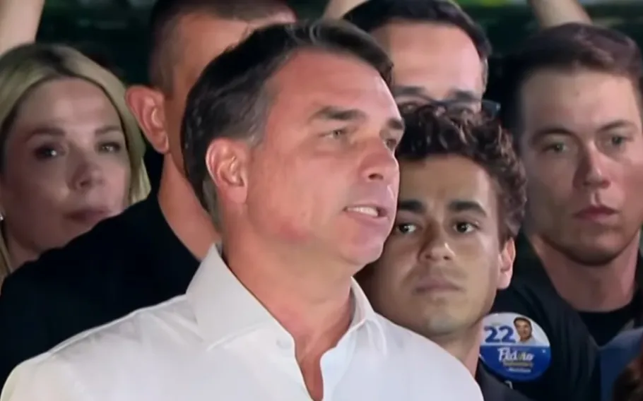 Flávio Bolsonaro diz que pedirá anulação das eleições após prorrogação da votação