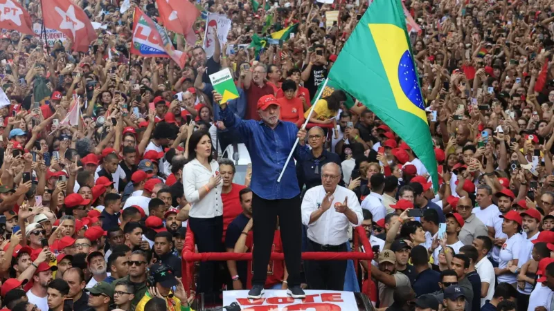 Lula é reeleito presidente do Brasil em virada histórica