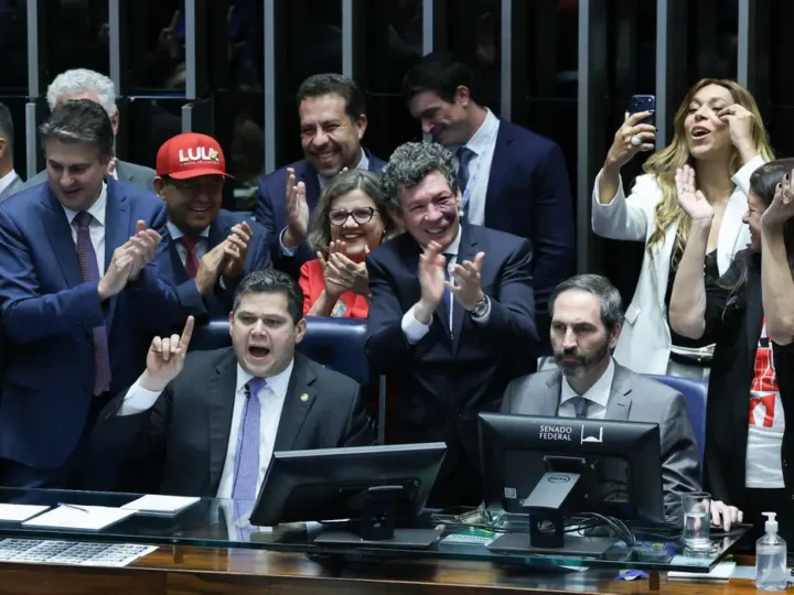 Senado aprova fim da escala 6×1 e redução da jornada de trabalho