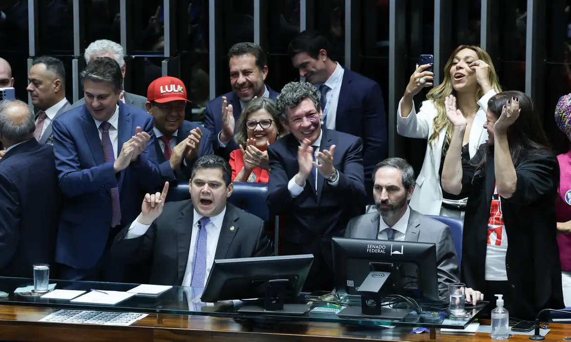Senado aprova fim da escala 6×1 e redução da jornada de trabalho